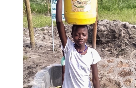 Rotary har nu byggt över 80 källor, vilka ger bybor rent och friskt vatten.