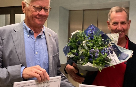 Thomas Ericson och Lars-Olof Axelsson tar, på Stiftelsen Byfjordens Framtids vägnar, emot Uddevalla kommuns Naturpris 2022.